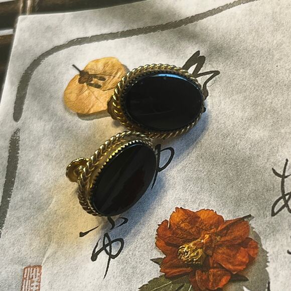 Vintage Dainty Gold Filled Signed Black Onyx Cabochon Screwback Earrings - Picture 4 of 5
